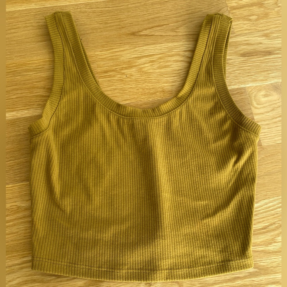 ALO Mustard Ribbed Crop Tank in Size M